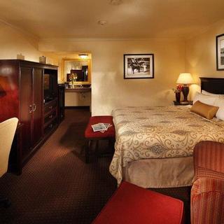 Best Western Danville Sycamore Inn | Danville, California | King bedroom with chair
